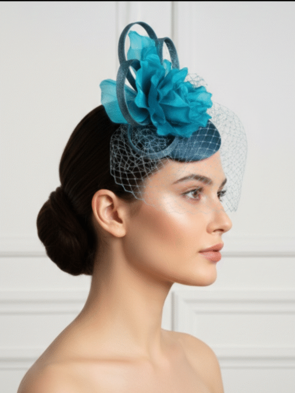 Turkusowy toczek z woalką i przestrzenną dekoracją Fairy