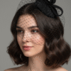 elegancki czarny toczek pogrzebowy z woalką Czarny elegancki toczek z woalką i zawijasem Stacy